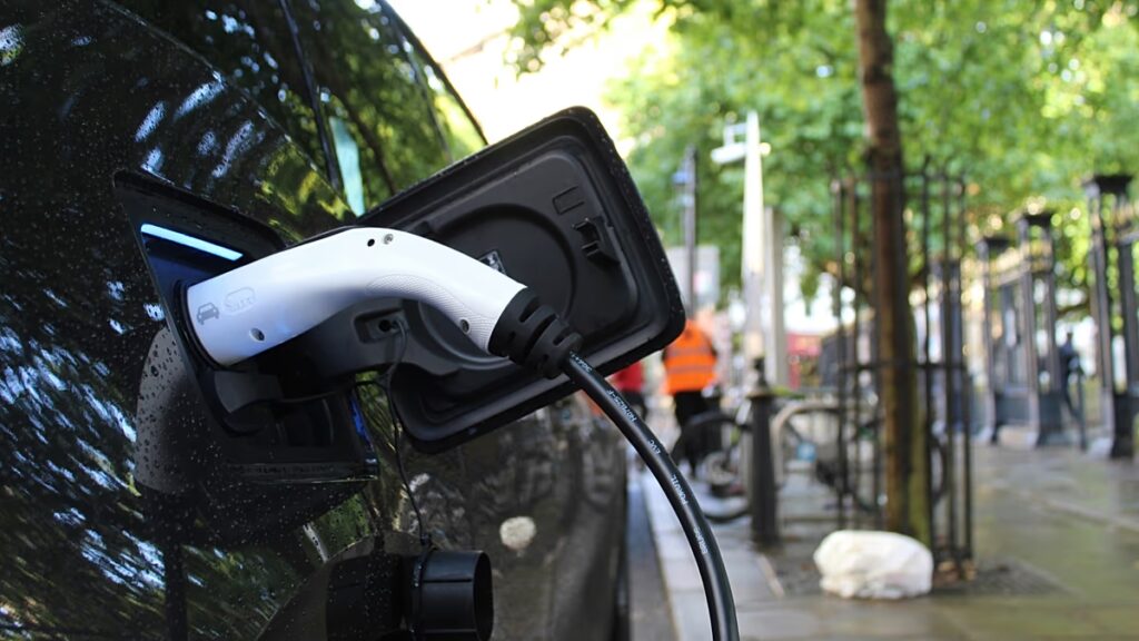 A klímaváltozás rossz hír az elektromos járművek akkumulátorai számára. A technológia túlszárnyalhatja az emelkedő hőmérsékletet?