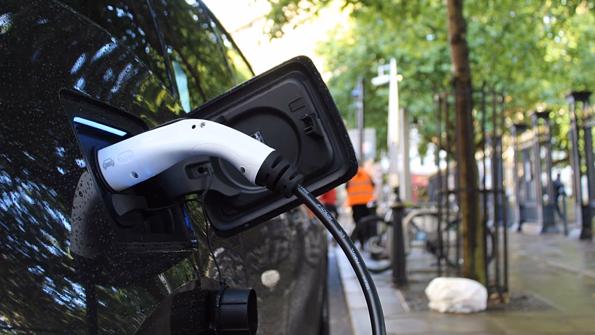 A klímaváltozás rossz hír az elektromos járművek akkumulátorai számára. A technológia túlszárnyalhatja az emelkedő hőmérsékletet?