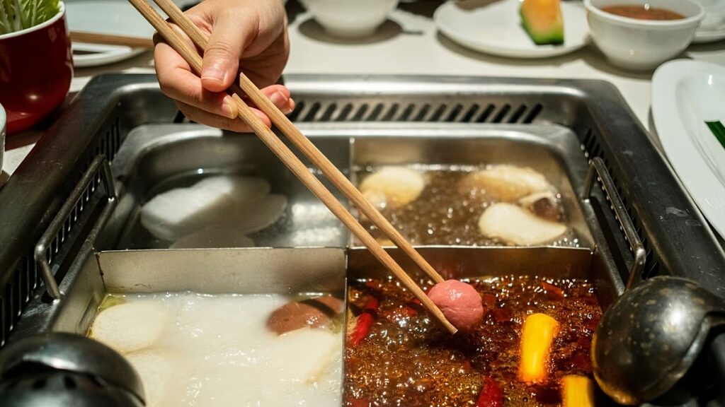 A táncoló robot teljesítménye balul sül el, tányérok és pálcikák repülnek a hot pot étteremben
