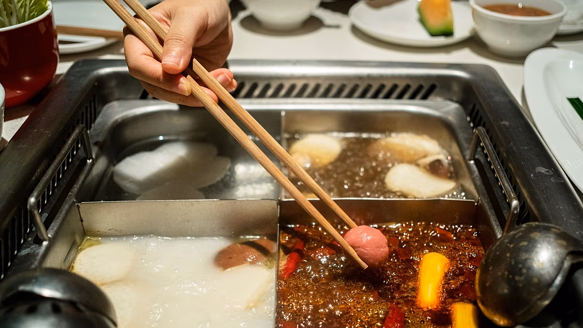 A táncoló robot teljesítménye balul sül el, tányérok és pálcikák repülnek a hot pot étteremben