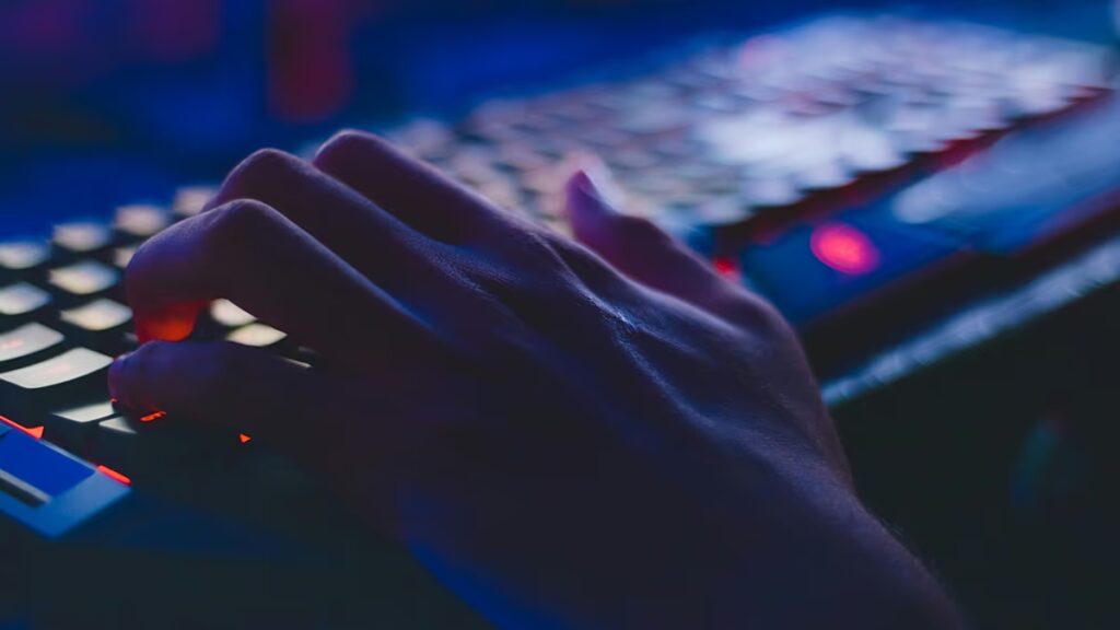 Az Oroszországhoz köthető hackerek európai tisztviselők üzenetküldő alkalmazásait veszik célba – figyelmeztetnek a titkosszolgálatok