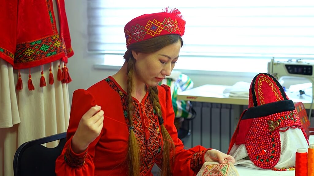Élő kézműves hagyományok virágoznak a műhelyekben, a házmúzeumokban és a felújított műemléki terekben