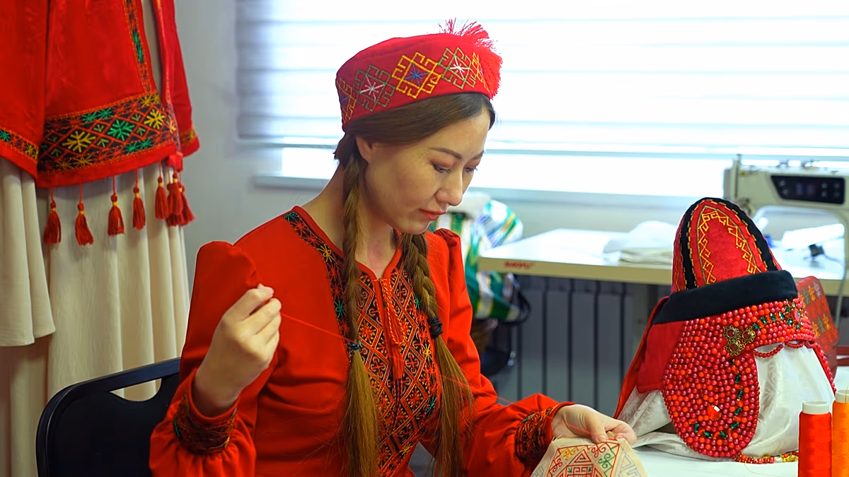 Élő kézműves hagyományok virágoznak a műhelyekben, a házmúzeumokban és a felújított műemléki terekben
