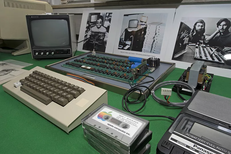 A Steve Jobs és Steve Wozniak által készített, 1976-os Apple 1 számítógépet bemutatják egy aukciósházban Kölnben (Németország) 2013. november 16-án, szombaton. 