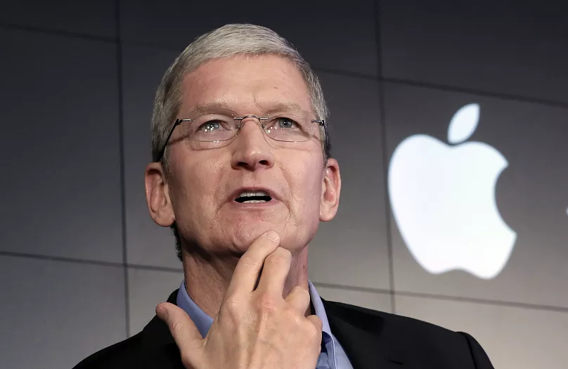 FILE – A 2015. április 30-i fájlfotón Tim Cook, az Apple vezérigazgatója válaszol egy kérdésre az IBM Watson New York-i központjában tartott sajtótájékoztatón. 
