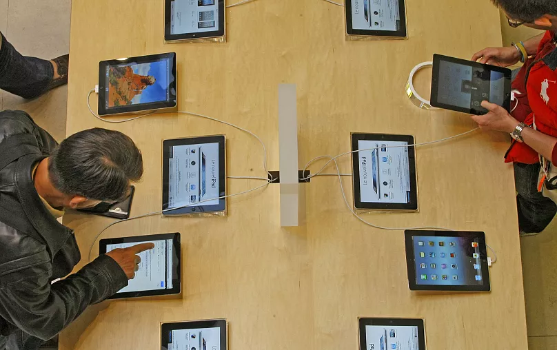 Az emberek 2012. március 16-án, pénteken Párizsban próbálják ki az Apple iPad-et a legújabb iPad értékesítésének első napján.