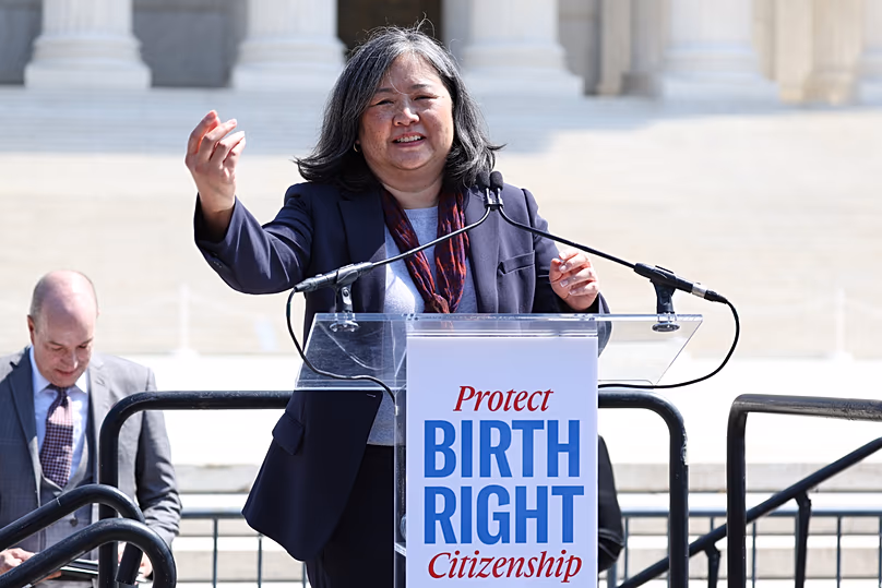 Cecillia Wang, az ACLU jogi igazgatója az Egyesült Államok Legfelsőbb Bíróságán kívül beszél Washingtonban, 2026. április 1-jén