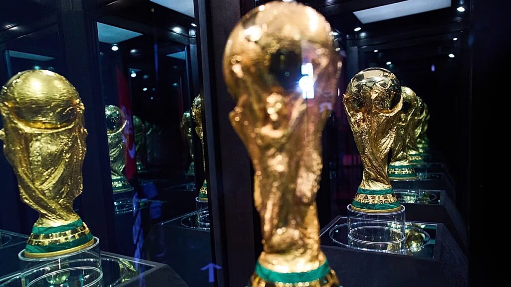 Anglia szuperszurkolója abban a reményben, hogy eladhat házat, hogy finanszírozza a FIFA-világbajnokság mérkőzéseire való utazását