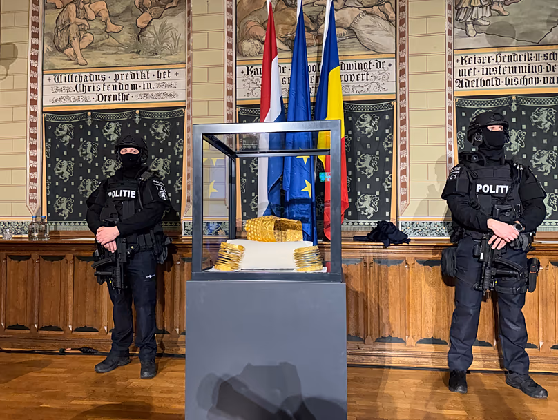 A rendőrök egy ellopott, 2500 éves Coțofenești sisak mellett állnak Assenben, 2026. április 2.
