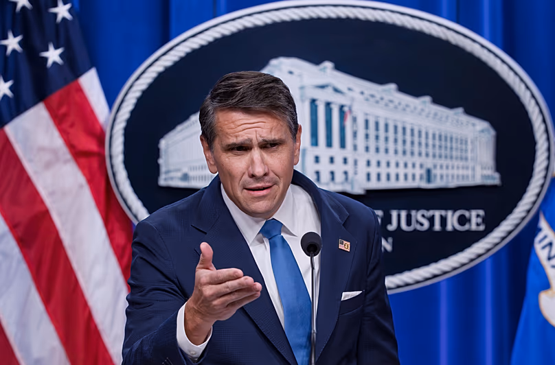 Todd Blanche főügyész-helyettes válaszol egy riporter kérdésére a washingtoni sajtótájékoztatón, 2026. január 30-án.