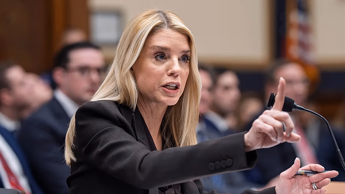 Trump menesztette Pam Bondi főügyészt, és a helyére egy volt személyes ügyvéd lépett