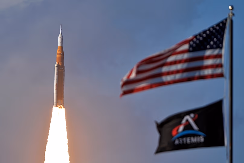 A NASA Artemis II holdrakétája felszáll a Kennedy Űrközpont 39-B indítópadjáról 2026. április 1-jén, szerdán, Cape Canaveralban, Fla.