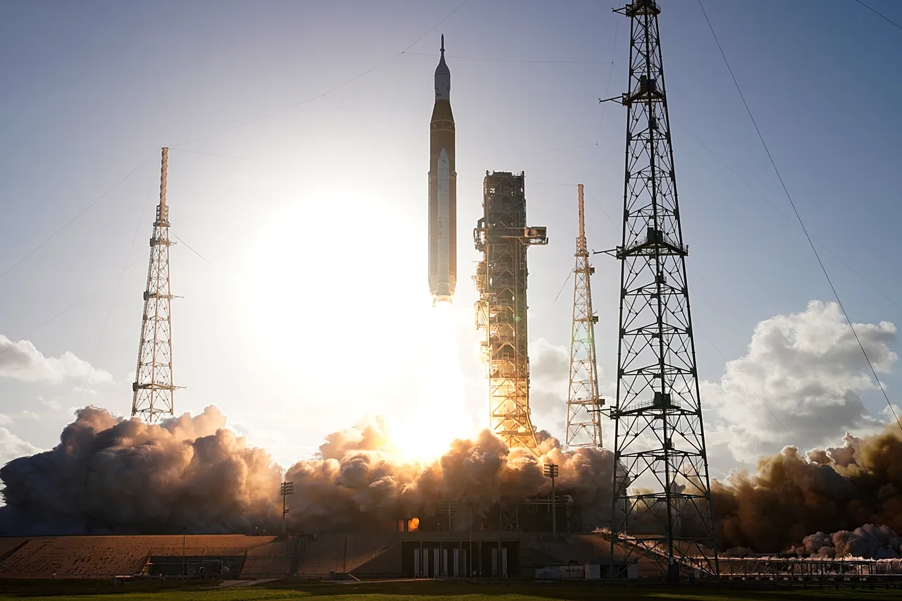 A NASA Artemis II SLS (Space Launch System) rakétája az Orion űrszondával elindul a Kennedy Űrközpontban, 2026. április 1-jén, szerdán