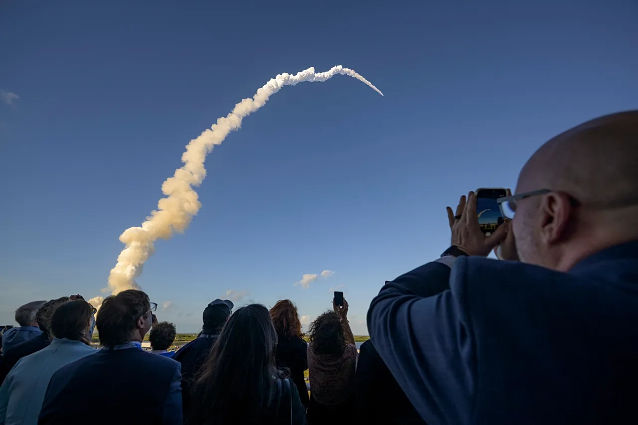 A vendégek az Space Launch System (SLS) rakéta és az Orion űrrepülőgép kilövését nézik az Artemis II küldetéshez 