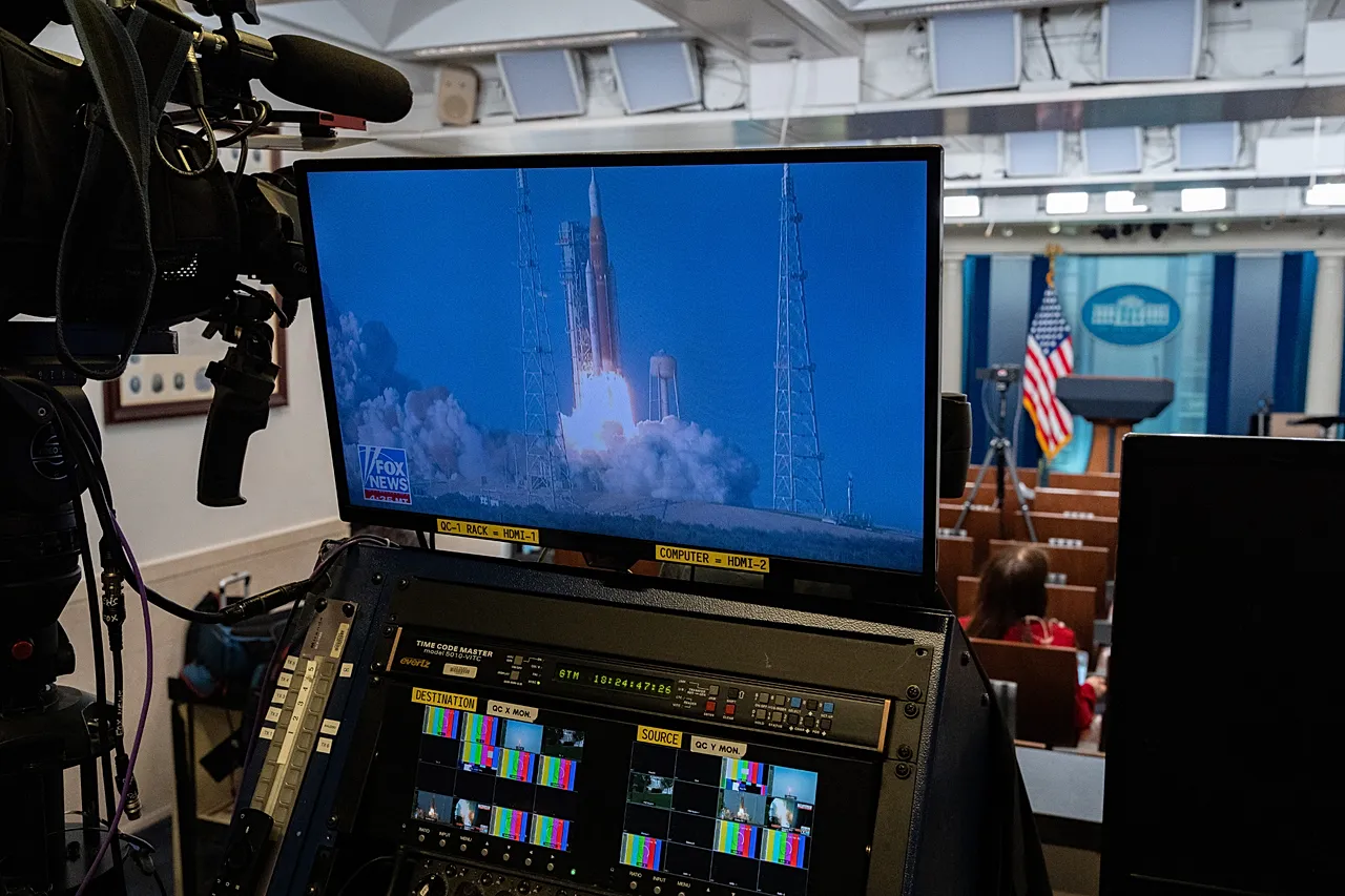 A NASA Artemis II holdrakétájának kilövése a Kennedy Űrközpont Launch Pad39-B-ről látható a Fehér Ház James Brady tájékoztató termének monitorán.