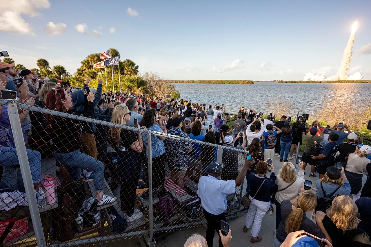 A Banana Creek nézőtéren a nézők az Artemis II küldetéshez szükséges Space Launch System (SLS) rakéta és az Orion űrszonda kilövését nézik.