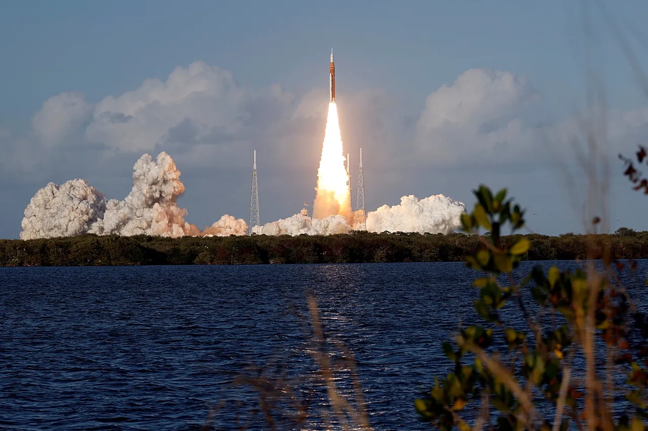 A NASA Artemis II holdrakétája felszáll a Kennedy Űrközpont 39-B Launch Padjéről 2026. április 1., szerda