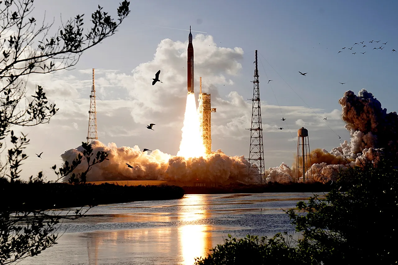 A NASA Artemis II holdrakétája felszáll a Kennedy Űrközpont 39-B indítópadjáról 