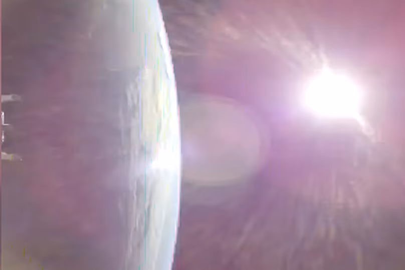 A NASA által szolgáltatott videóról készült képen a Föld látható bal oldalon, a NASA Orion űrszondájáról, amint az 2026. április 2-án, csütörtökön a Hold felé tartó hajtóműveket lőtte ki.