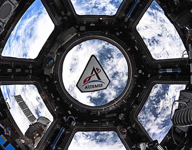 Ezen a képen a NASA, a Nemzetközi Űrállomás kupolájában lebeg az Artemis programjavító fotó, 2026. március 30-án.