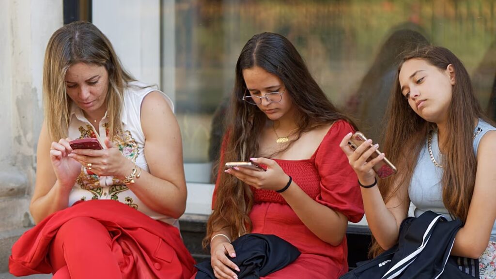 „A gyerekek megtalálják a módját, hogy megkerüljék”: az európaiak a közösségi média gyermekek számára javasolt tilalmáról