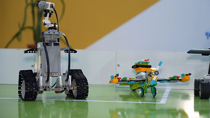 Az oktatási robotikai készletek segítenek a diákoknak kódolási és mérnöki ismeretek elsajátításában Üzbegisztánban