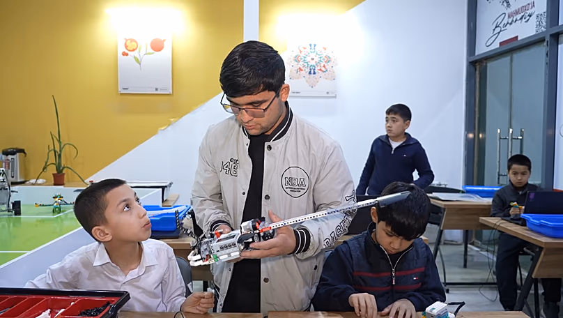 Navruzbek Shaydullayev robotok építésére és programozására tanítja diákjait