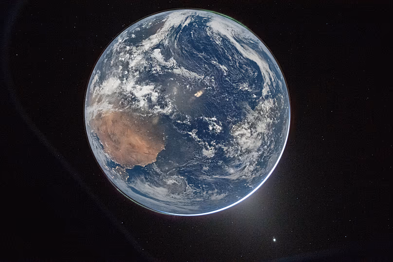 A NASA űrhajósának és Reid Wiseman, az Artemis II parancsnokának a Földről készült képe az Orion űrszonda ablakából, miután 2026. április 2-án befejezte a transzlunáris injekciós égetést
