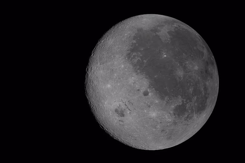 A NASA által 2026. április 6-án, hétfőn biztosított képen a Hold látható, a közeli oldal (a félgömb, amit a Földről látunk), amely a korong jobb oldalán látható.