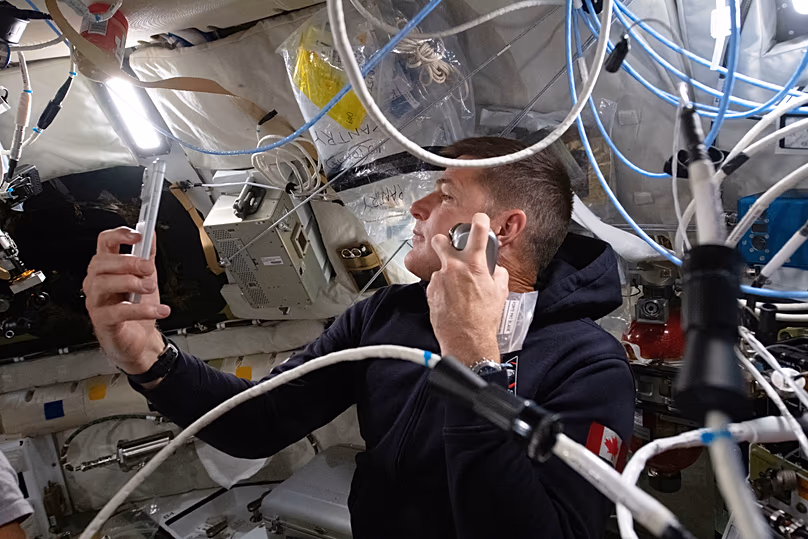 Az Artemis II küldetés specialistája, Jeremy Hansen borotválkozik az Orion űrszonda belsejében az 5. repülési napon és a legénység holdrepülése előtt, 2026. április 6-án, hétfőn. 