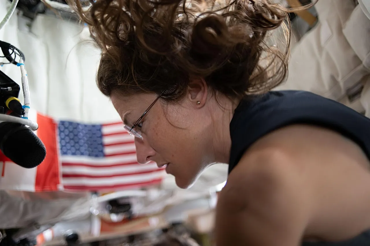 Christina Koch, a NASA űrhajósa és az Artemis II küldetés specialistája, akit a küldetés negyedik napján láttunk a Hold melletti elrepülésre készülve. 