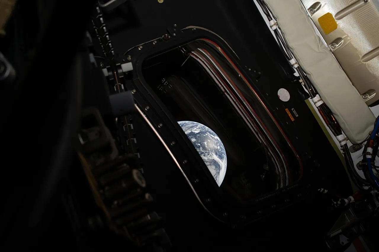 A NASA űrhajósa és az Artemis II parancsnoka, Reid Wiseman a Föld képe az Orion űrszonda négy fő ablakának egyikéből. 
