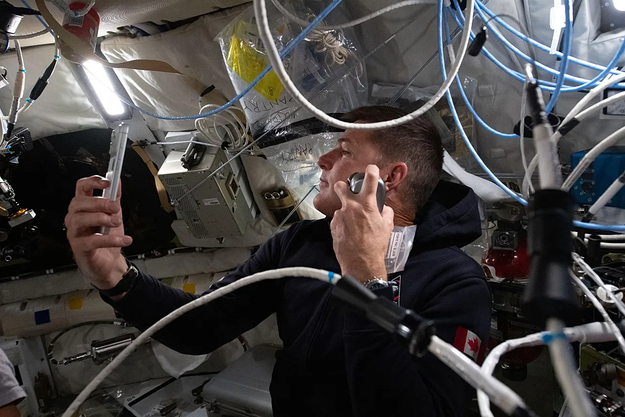 Az Artemis II küldetés specialistája és a CSA (Kanadai Űrügynökség) űrhajósa, Jeremy Hansen borotválkozik az Orion űrszondán belül