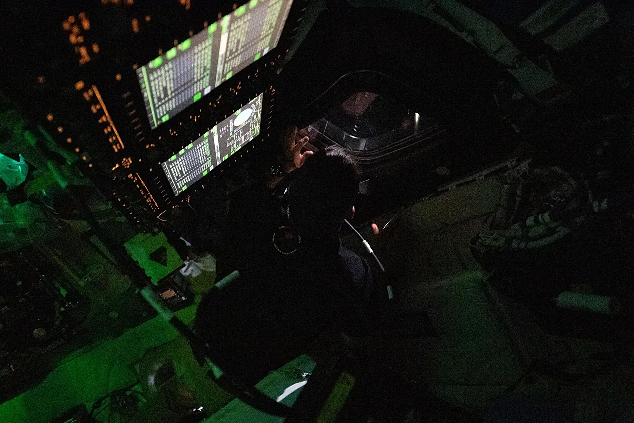 A CSA (Kanadai Űrügynökség) űrhajósa, Jeremy Hansen – a kép közepén – az Orion űrszonda ablakán néz ki a NASA Artemis II küldetésének 3. napján.