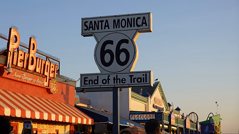A Santa Monica móló a 66-os út végét jelzi