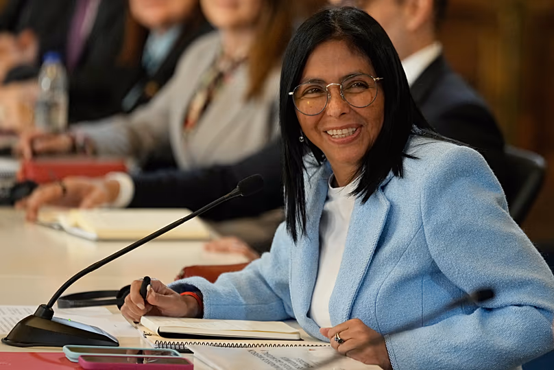Venezuela megbízott elnöke, Delcy Rodríguez mosolyog egy caracasi találkozón, 2026. február 11-én