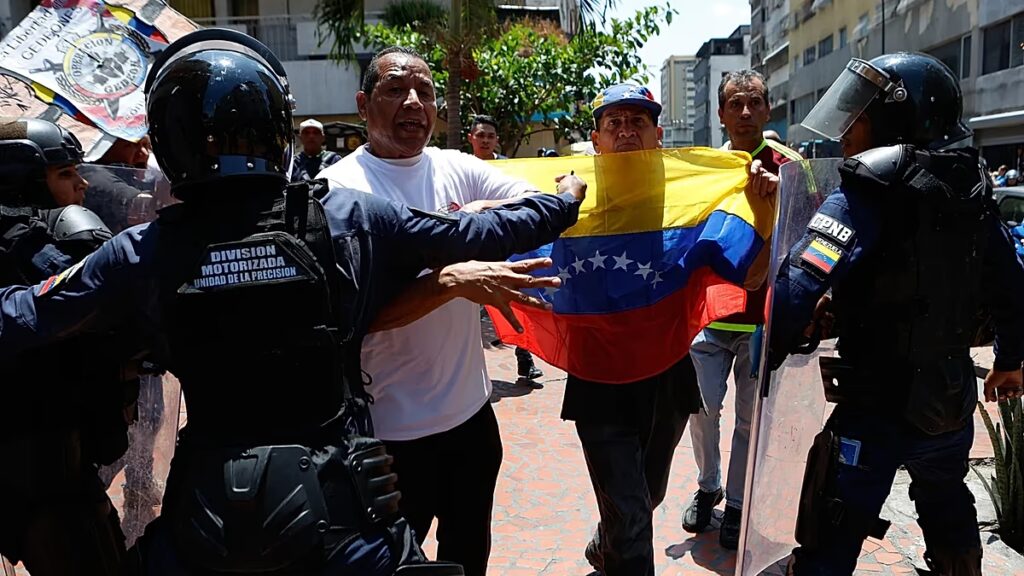 A venezuelai rendőrség könnygázt vetett be a jobb fizetést és nyugdíjat követelő tüntetők ellen