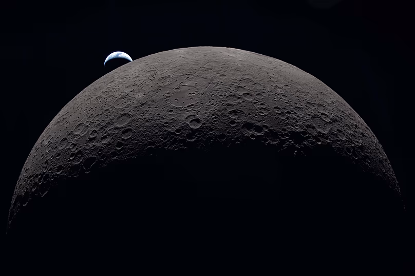 A NASA által biztosított ezen a képen az Artemis II legénysége ezt a képet örökítette meg, amint a Föld lenyugszik a Hold mögött, egy holdrepülés során, 2026. április 6-án, hétfőn. (NASA az AP-n keresztül)