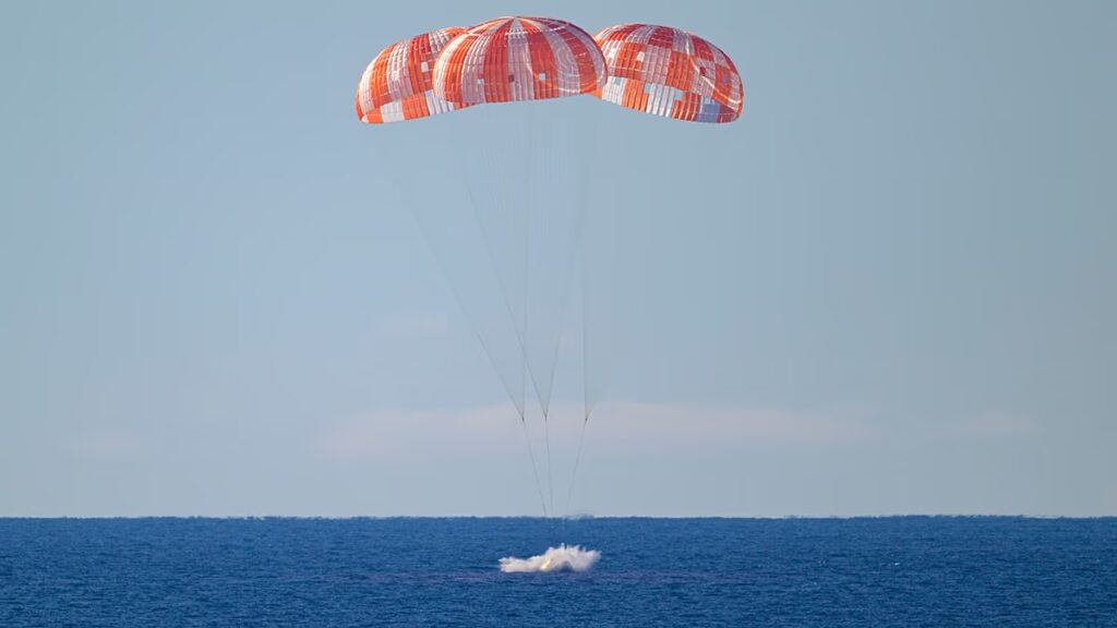A NASA Artemis II űrhajósai visszatértek a Földre, miután rekordot döntöttek a Hold körül