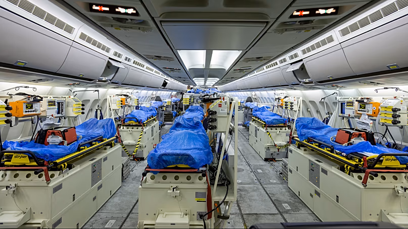 Egy Airbus A310 medevac repülőgépet készítenek fel Kölnben 2020. március 28-án hat COVID-19 beteg Észak-Olaszországból Németországba szállítására.