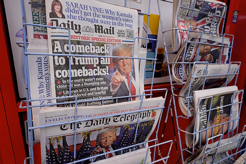A Daily Telegraph és a Daily Mail újságok eladásra kínálják Londonban, 2024. november 7-én