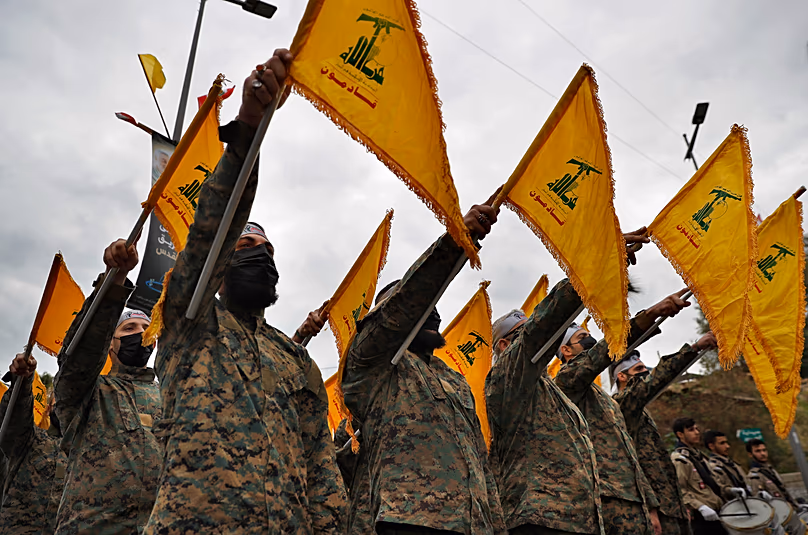 A Hezbollah harcosai tartják csoportjuk zászlaját Bejrút déli külvárosában, 2022. január 4.