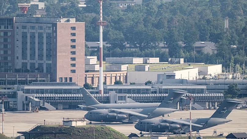 Az Egyesült Államok légierejének szállító repülőgépei az aszfalton a Ramstein légibázison a németországi Landstuhlban, 2025. június 23-án