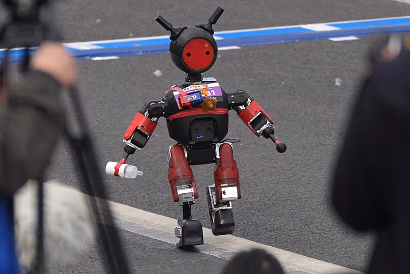 Tejesüveges kisgyermekre emlékeztető robot indul a Peking külvárosában megrendezett Peking E-Town Félmaratonon és Humanoid Félmaratonon