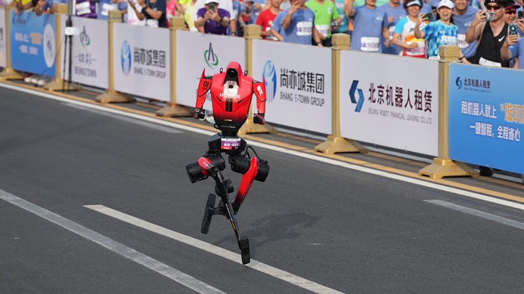 Humanoid robot megdöntötte az emberi félmaratoni világrekordot a pekingi versenyen