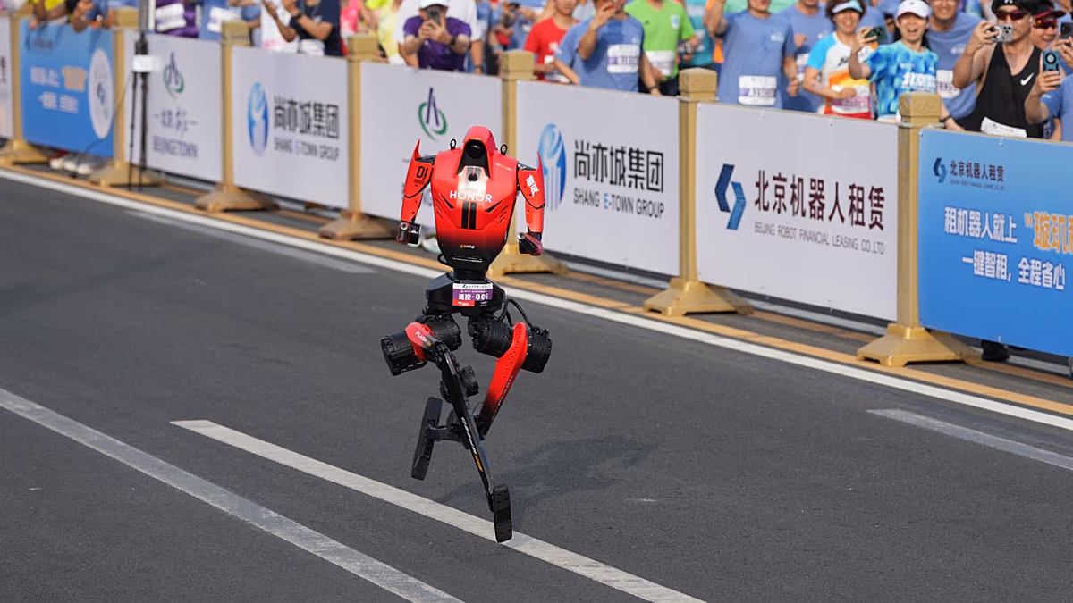 Humanoid robot megdöntötte az emberi félmaratoni világrekordot a pekingi versenyen