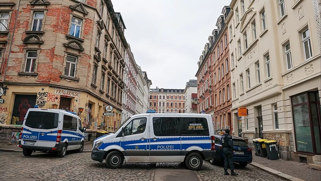 A német rendőrség tömeges razziát indított 50 helyszínen, hogy szétverje a szíriai csempészgyűrűt