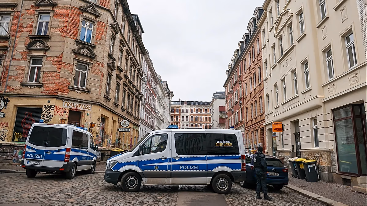 A német rendőrség tömeges razziát indított 50 helyszínen, hogy szétverje a szíriai csempészgyűrűt