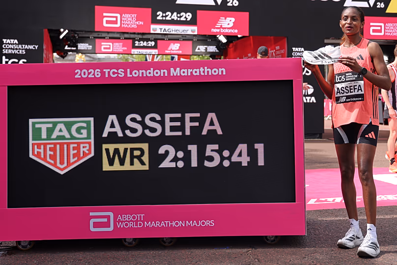Assefa javított idején, megdöntve a női maratoni világrekordot Londonban, 2026. április 26-án.