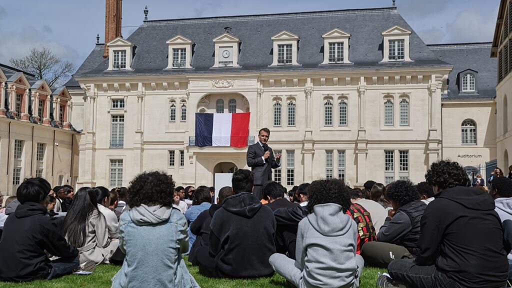 "A dzsungelben hagytunk": Macron arra buzdítja a diákokat, hogy havonta egyszer menjenek offline módra, és olvassanak helyette